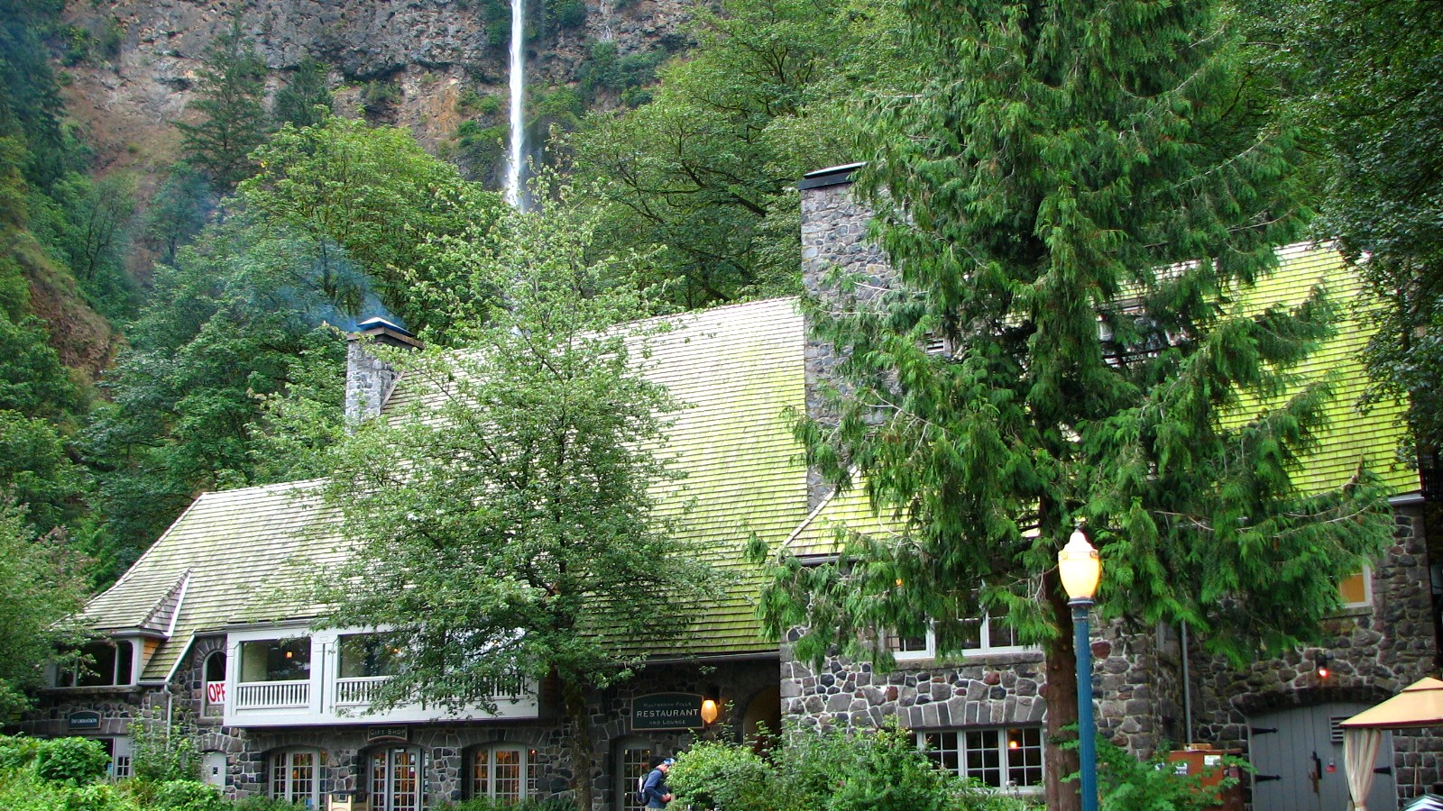 Historic Multnomah Falls Lodge beside the visitor plaza
