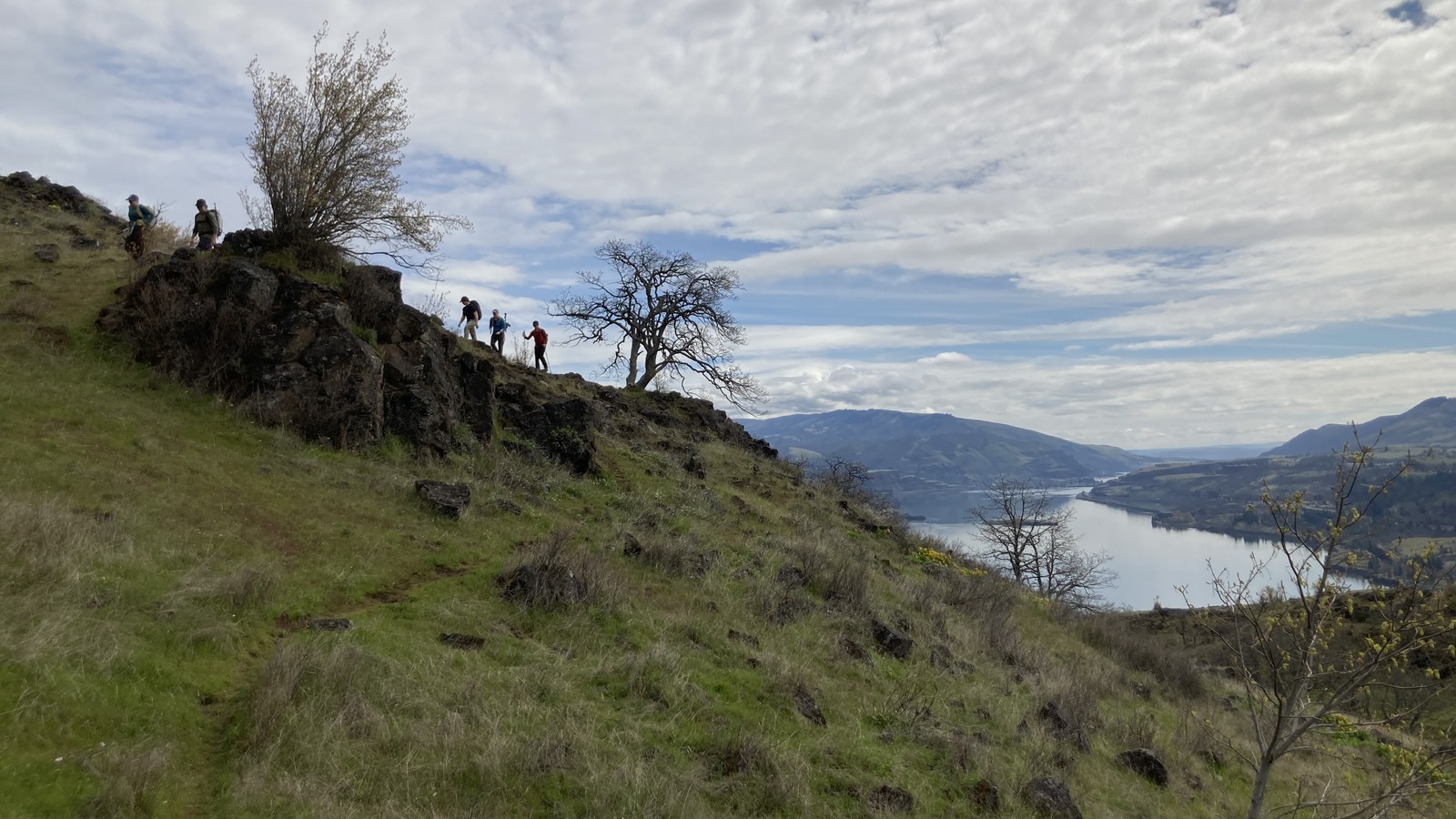 Hikers above the Columbia River on Coyote Wall